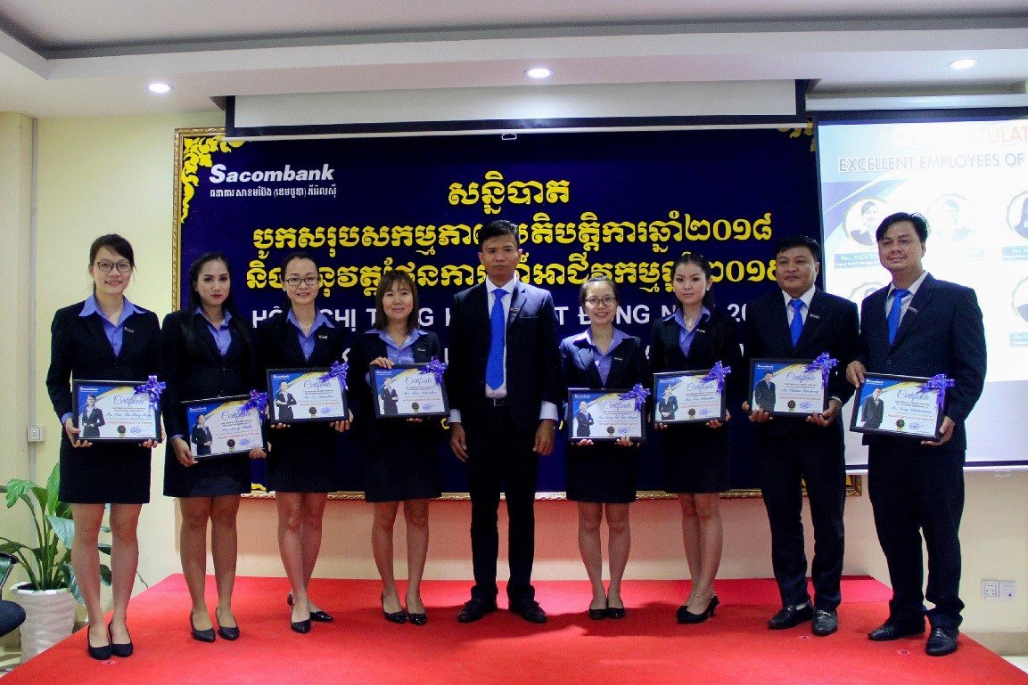 Board of Director of SC awarded the certificates for the loyal staffs who work with SC for a long timeនាំ