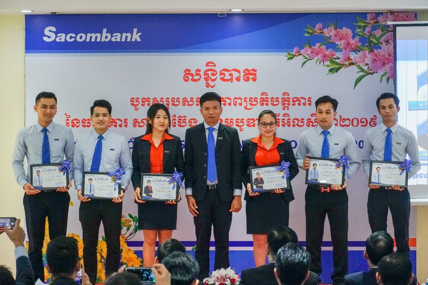 លោក ឈួន ឆេន - ស​មា​ជិក​ក្រុម​ប្រឹ​ក្សា​ភិ​បាល និង​ជា​អគ្គ​នា​យក​រង​ធនា​គារ សា​ខម​ប៊ែង (ខេម​បូ​ឌា) ភី​អិល​ស៊ី ប្រ​គល់​ប័ណ្ណ​សរ​សើរ ដល់​បុគ្គ​លិក​ឆ្នើម​ប្រ​ចាំ​ឆ្នាំ​២០១៩​។