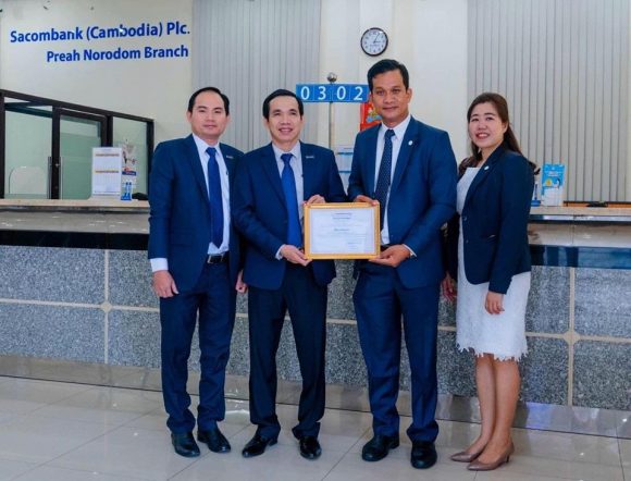 The representative of The Association of Bank in Cambodia handed over the Certificate of Appreciation to Sacombank (Cambodia) Plc.